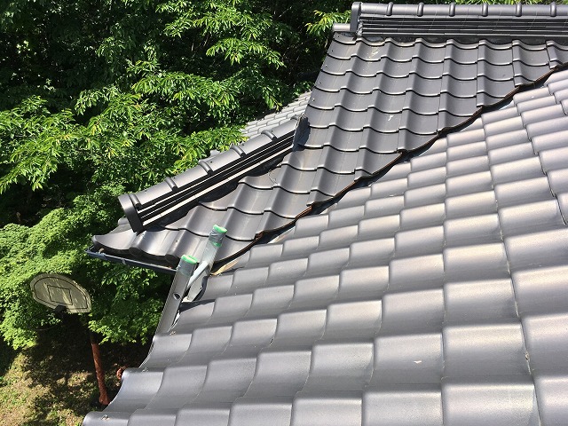 山県市で漆喰のカケラが落下しご連絡をいただいた事例、鬼巻き漆喰が剥がれ落ちており棟瓦内部が露出